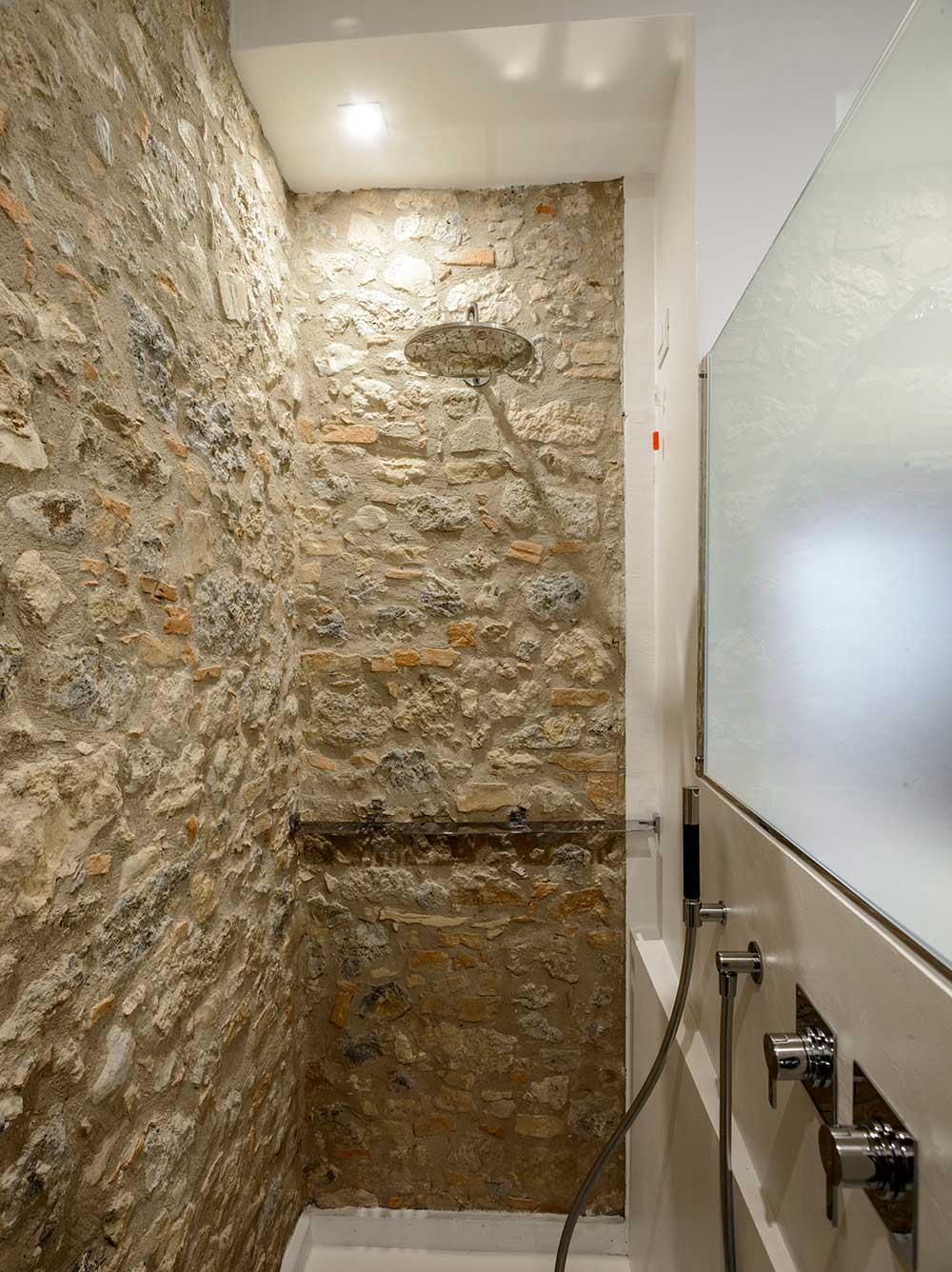 Rooms 8 034-deluxe-1-p.